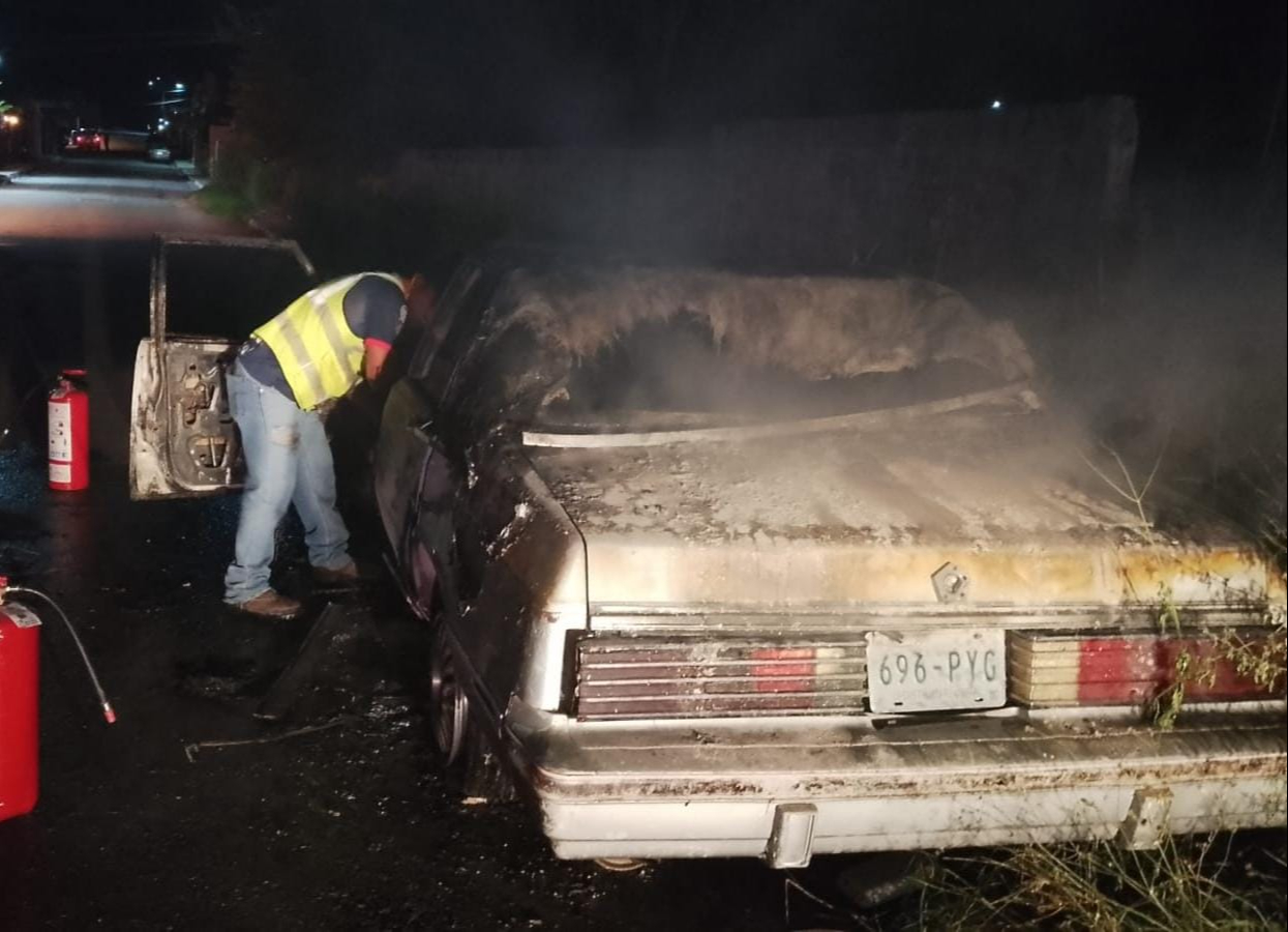 Incendio de vehículo abandonado moviliza a bomberos en "La Playa", Champotón