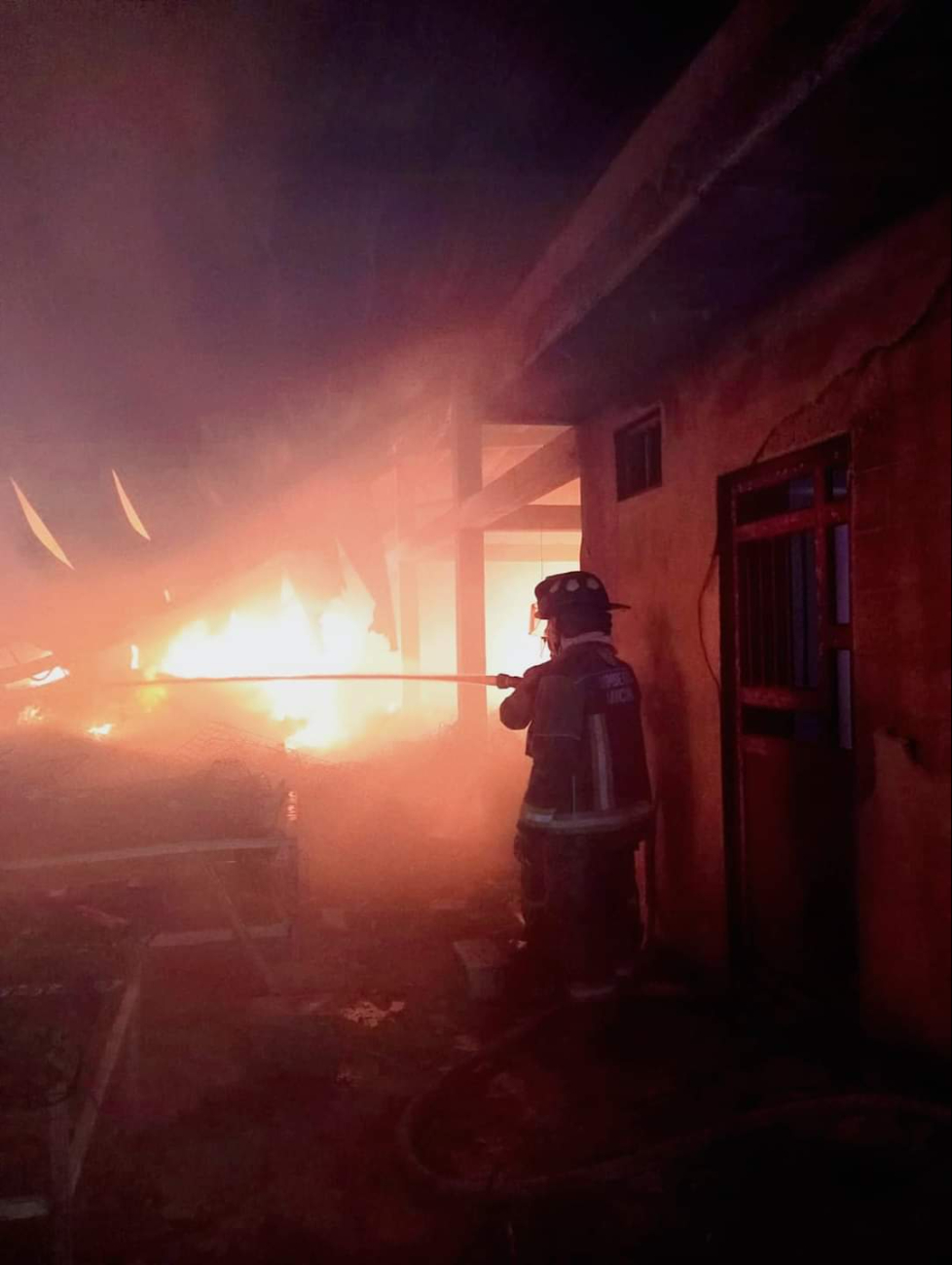 El cuerpo de bomberos llegó a controlar la situación. El cuerpo de bomberos llegó a controlar la situación.