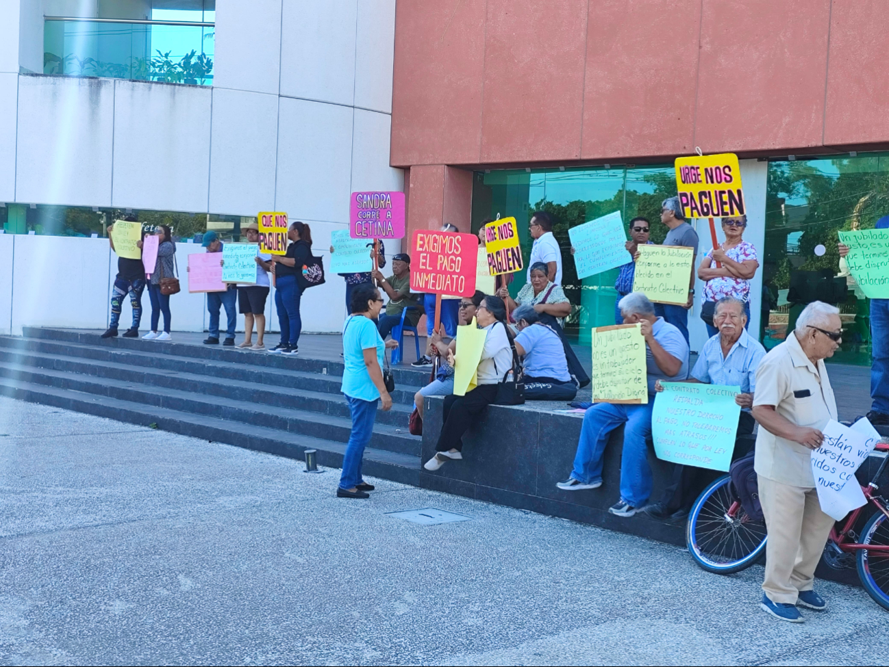 Jubilados sindicalizados de la UNACAR se manifiestan Jubilados sindicalizados de la UNACAR se manifiestan