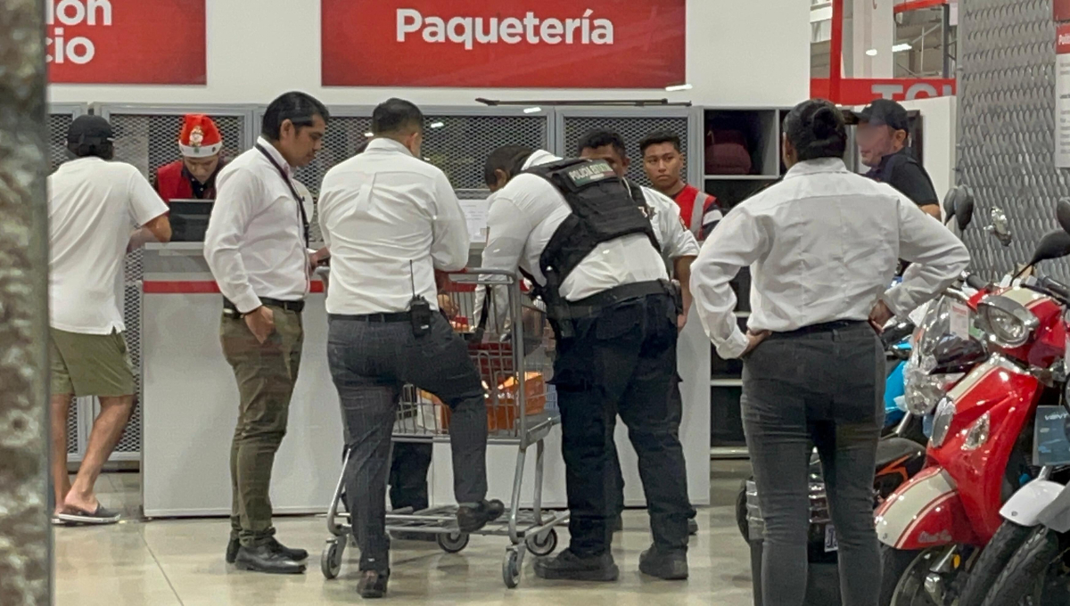 Los guardias de seguridad interceptaron al hombre y llamaron a las líneas de emergencia Los guardias de seguridad interceptaron al hombre y llamaron a las líneas de emergencia