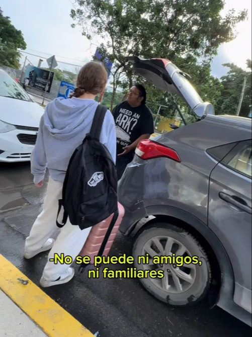 Pese a que se explicó que el supuesto "Uber" era amigo de la familia, los taxistas impedían que siguieran abordando Pese a que se explicó que el supuesto "Uber" era amigo de la familia, los taxistas impedían que siguieran abordando