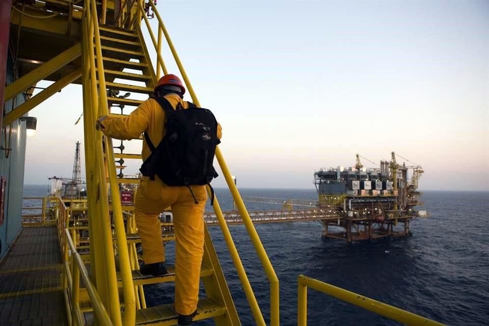 Su economía robusta basada en el petróleo, la pesca y el turismo refuerza su sentido de independencia Su economía robusta basada en el petróleo, la pesca y el turismo refuerza su sentido de independencia