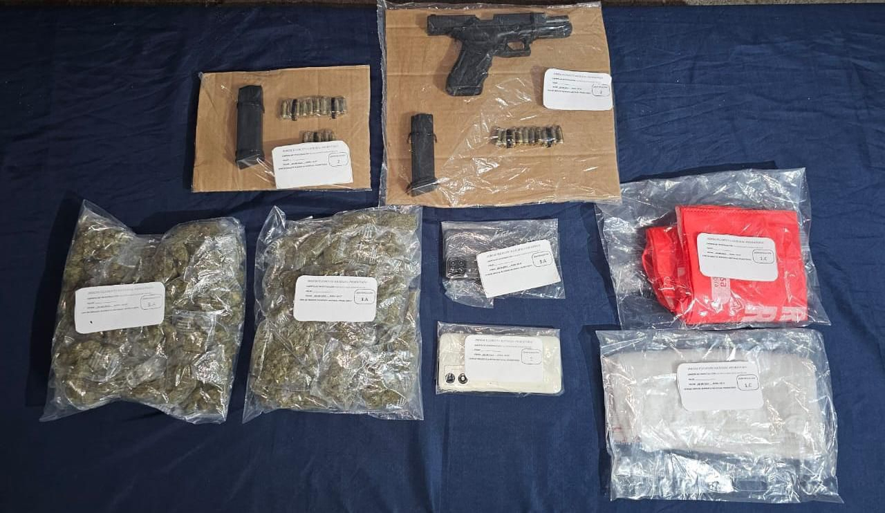 También se encontró un cartucho, cargadores y balas del arma de fuego También se encontró un cartucho, cargadores y balas del arma de fuego