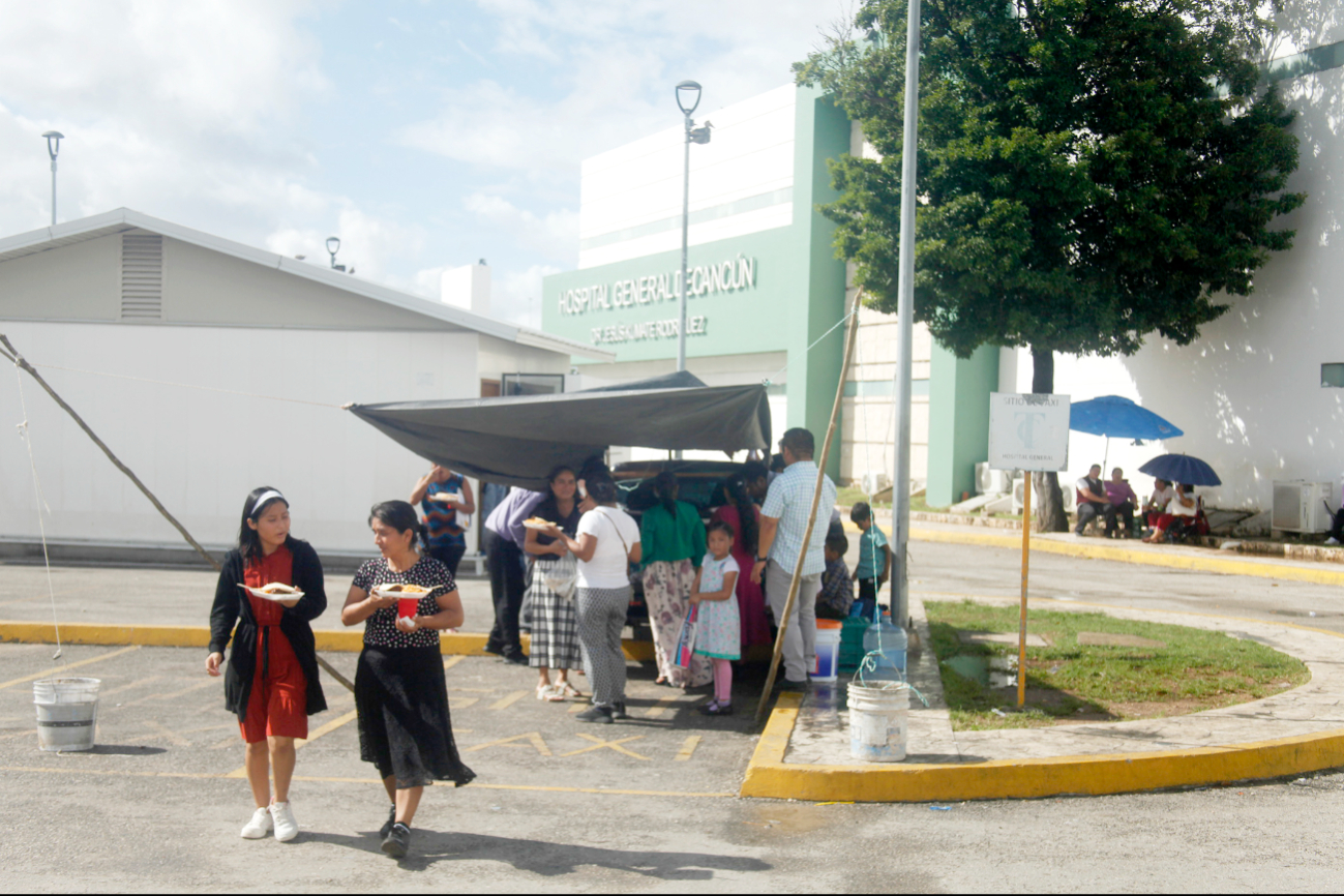 Agradecidos, los familiares se acercaron para recibir los alimentos caseros Agradecidos, los familiares se acercaron para recibir los alimentos caseros