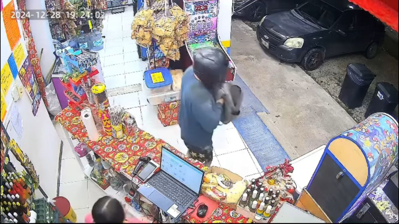 La empleada del negocio fue sorprendida por el ladrón, quien exigió el dinero disponible. La empleada del negocio fue sorprendida por el ladrón, quien exigió el dinero disponible.