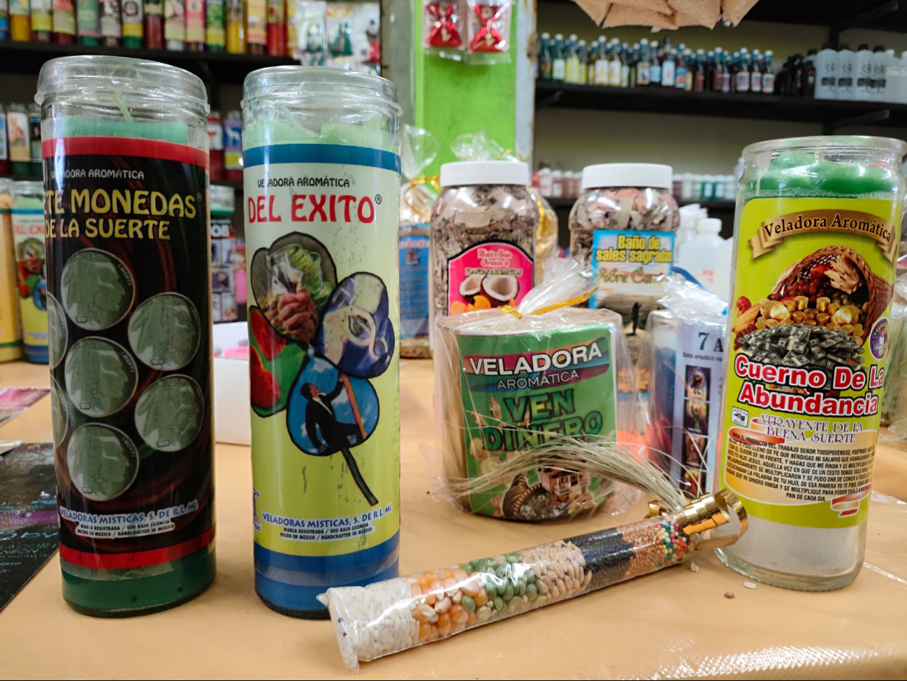 Los amuletos para el dinero, borreguitos para la suerte y veladoras de la abundancia son los productos más populares Los amuletos para el dinero, borreguitos para la suerte y veladoras de la abundancia son los productos más populares