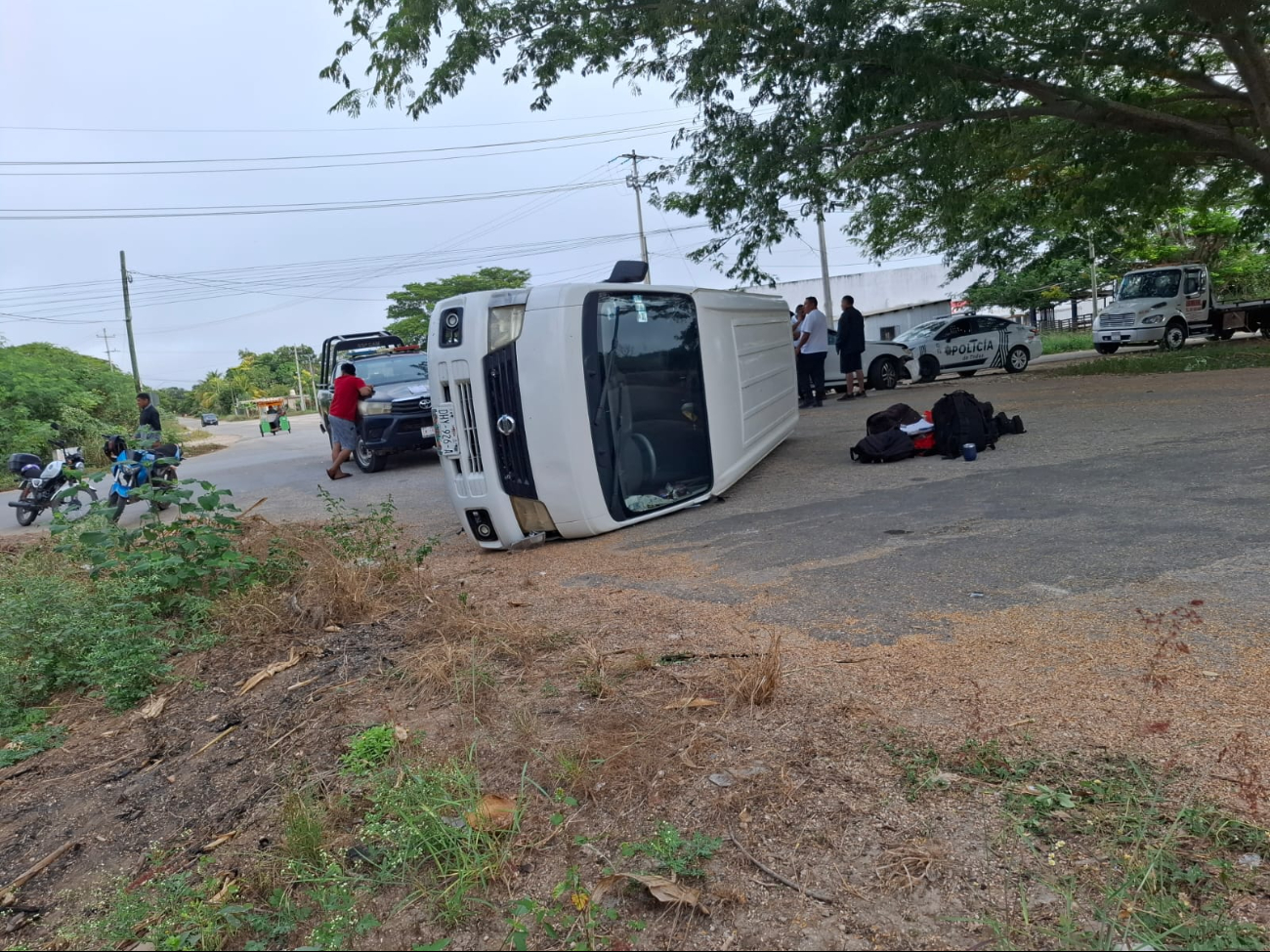Camioneta de la policía de Campeche no respeta su alto y genera accidente en Hecelchakán