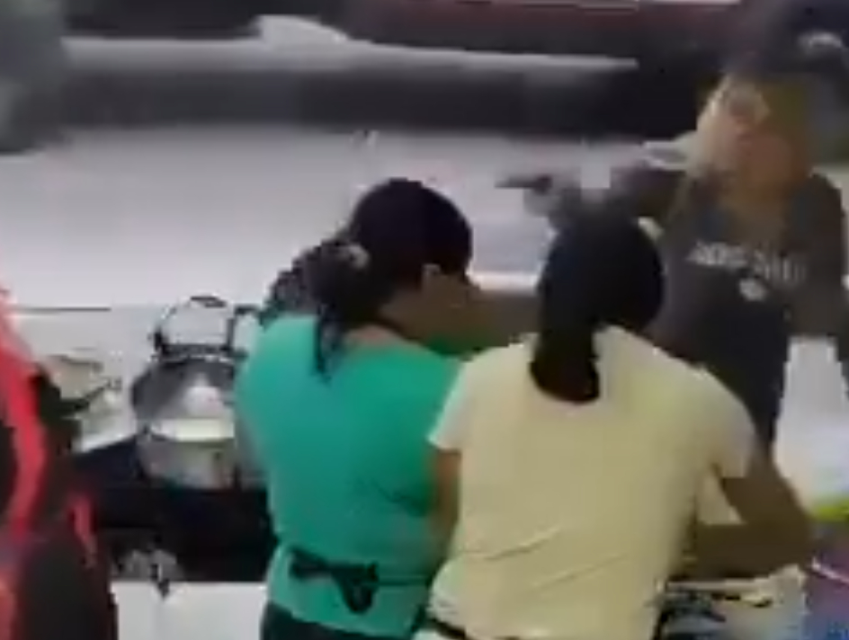 Mujer ataca a comerciante con aceite y sufre quemaduras de segundo grado en Veracruz. Mujer ataca a comerciante con aceite y sufre quemaduras de segundo grado en Veracruz.