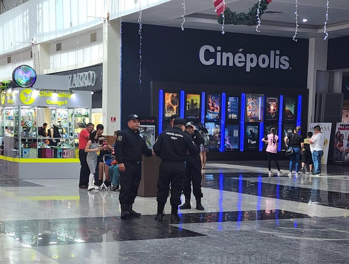Presunto exmilitar continúa al interior de cine en Chetumal; autoridades no accionan