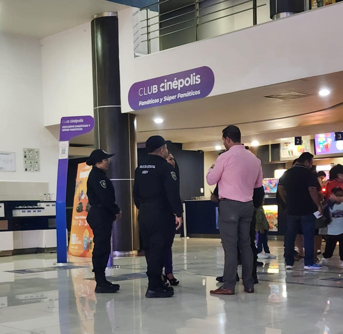 Trabajdores de Cinépolis aseguran que el individuo continúa en el interior de las instalaciones. Trabajdores de Cinépolis aseguran que el individuo continúa en el interior de las instalaciones.