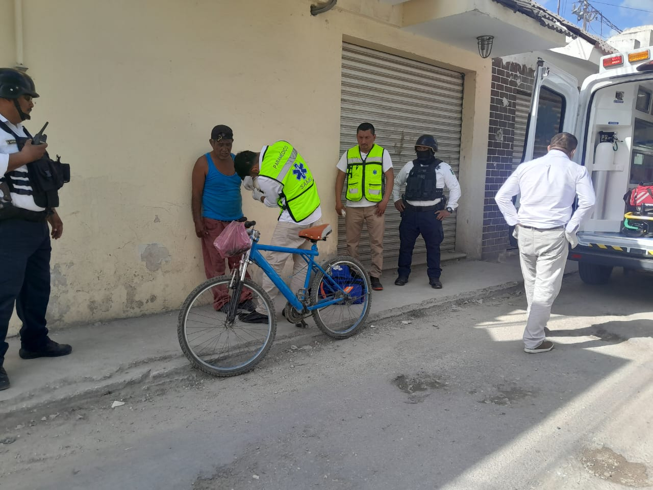 Combi de pasajeros arrolla a ciclista y se da a la fuga en Escárcega