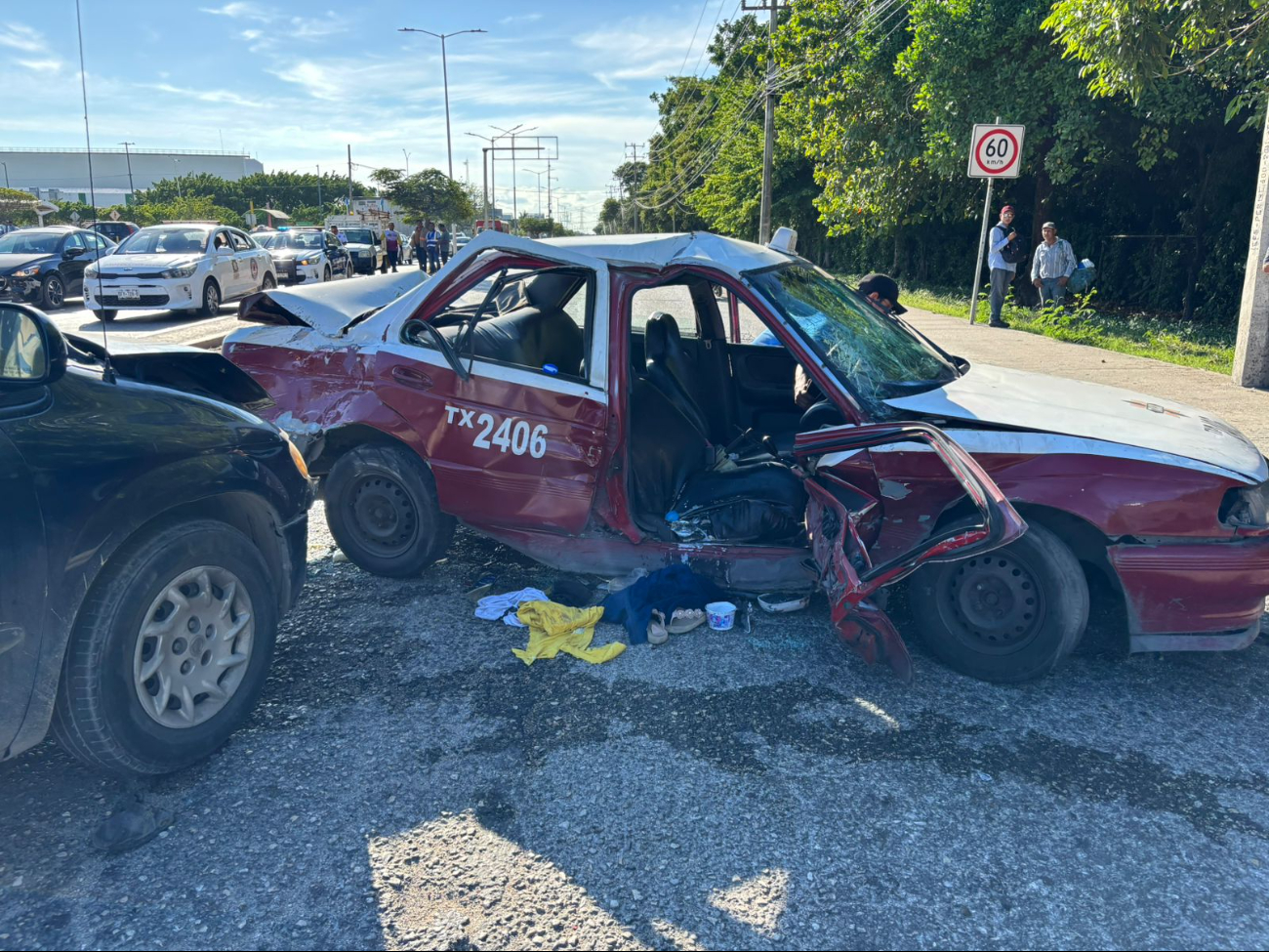 El accidente involucró dos camionetas y un taxi El accidente involucró dos camionetas y un taxi
