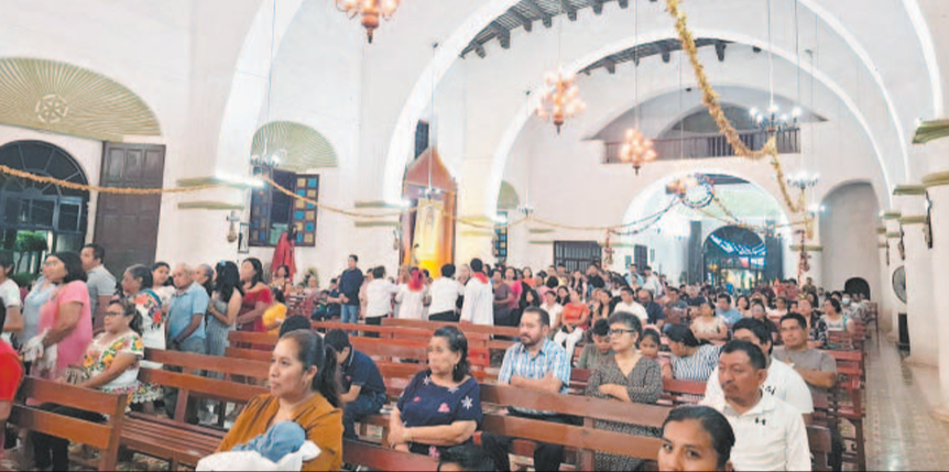 En Hecelchakán los feligreses se unieron en oración hacia los fieles calkinienses. En Hecelchakán los feligreses se unieron en oración hacia los fieles calkinienses.