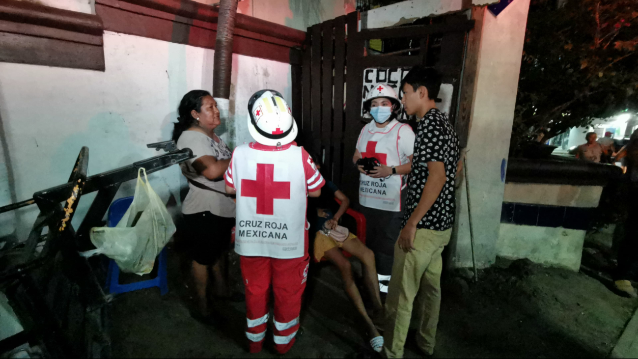 Familiares llegaron al lugar y acompañaron a la joven al hospital Familiares llegaron al lugar y acompañaron a la joven al hospital