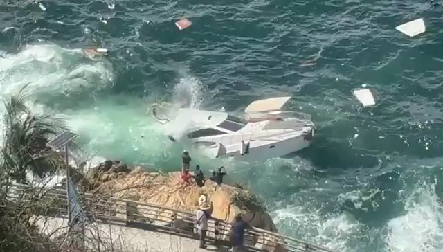 Un grupo de 15 turistas quedó atrapado en el hundimiento de un yate en La Quebrada, Acapulco Un grupo de 15 turistas quedó atrapado en el hundimiento de un yate en La Quebrada, Acapulco