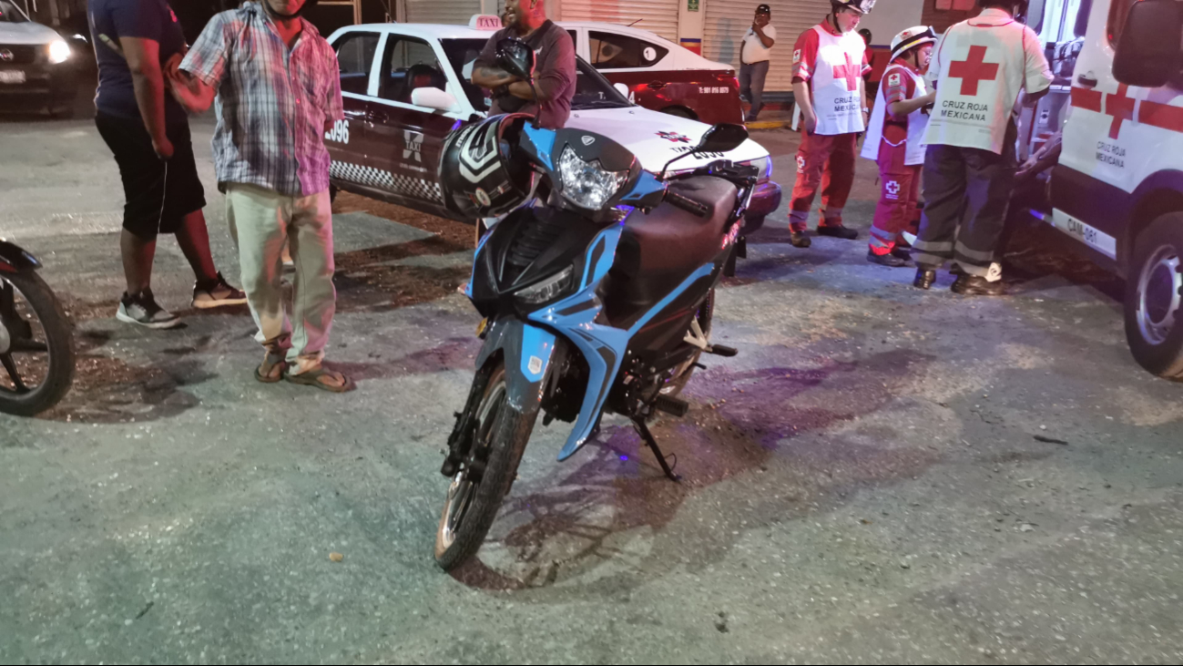 Motociclista sufre heridas tras ser impactado por un taxi en Ciudad del Carmen