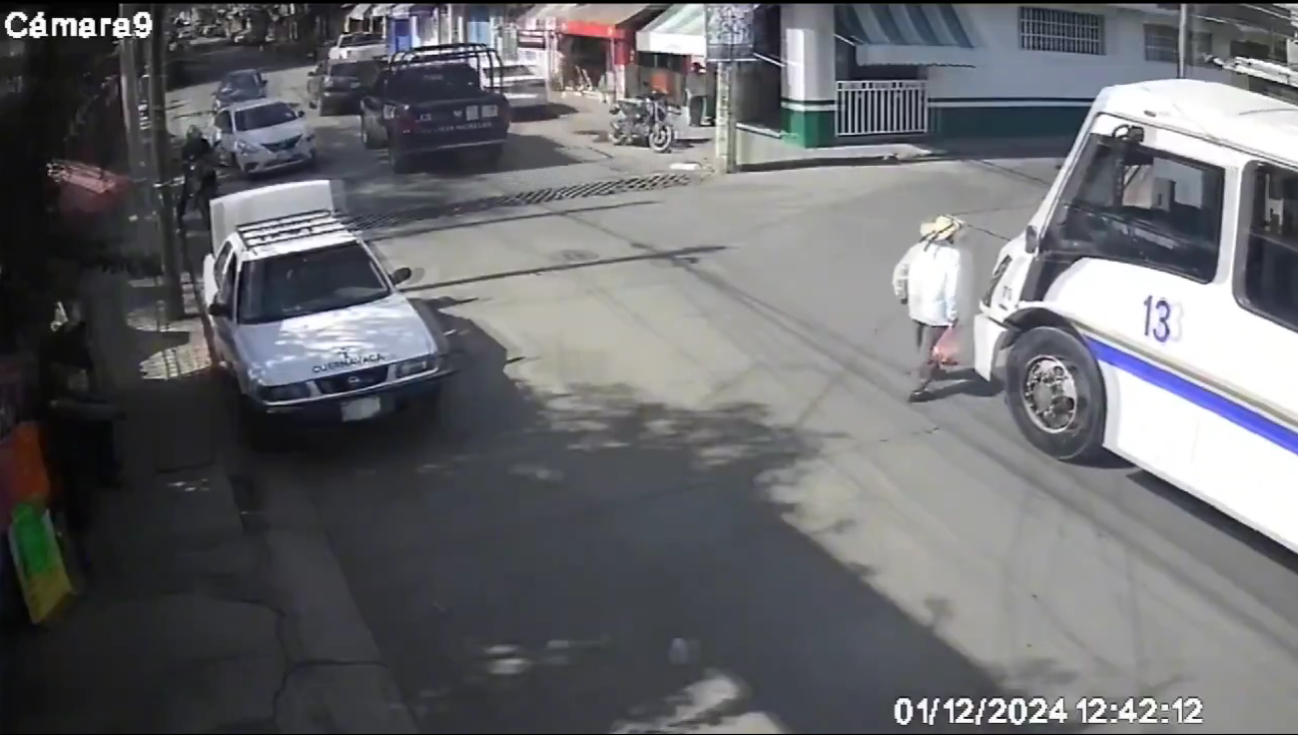 Adulto mayor muere tras ser atropellado al intentar abordar el transporte en Jiutepec. Adulto mayor muere tras ser atropellado al intentar abordar el transporte en Jiutepec.