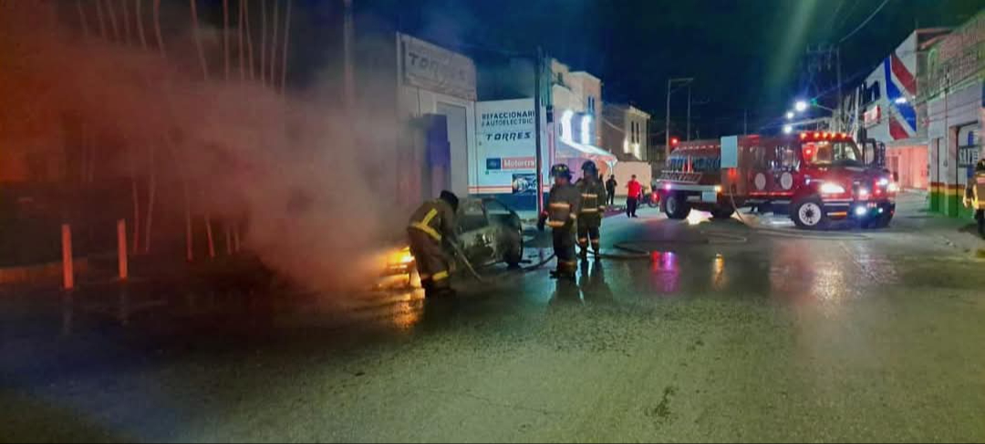 Al sitio acudieron miembros del cuerpo de bomberos para controlar la situación. Al sitio acudieron miembros del cuerpo de bomberos para controlar la situación.