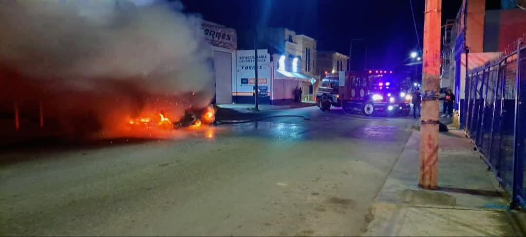 Auto en Cancún es consumido por el fuego en la Región 92. Auto en Cancún es consumido por el fuego en la Región 92.