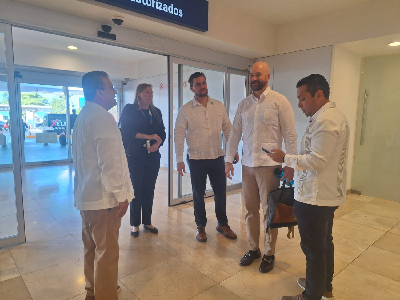 Autoridades recibieron a Ken Salazar en el aeropuerto de Mérida Autoridades recibieron a Ken Salazar en el aeropuerto de Mérida