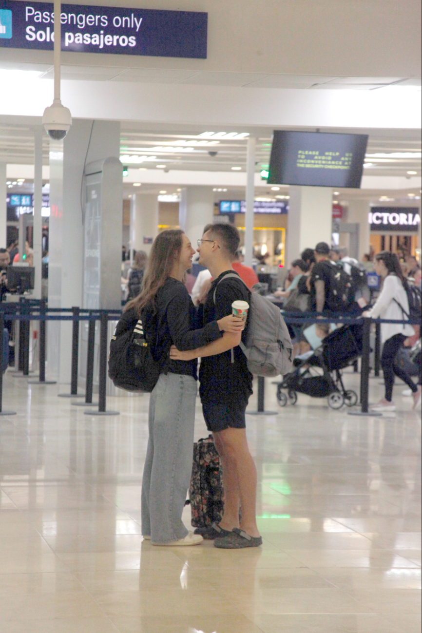 Con lágrimas en los ojos, la pareja se despidió y prometieron verse pronto Con lágrimas en los ojos, la pareja se despidió y prometieron verse pronto