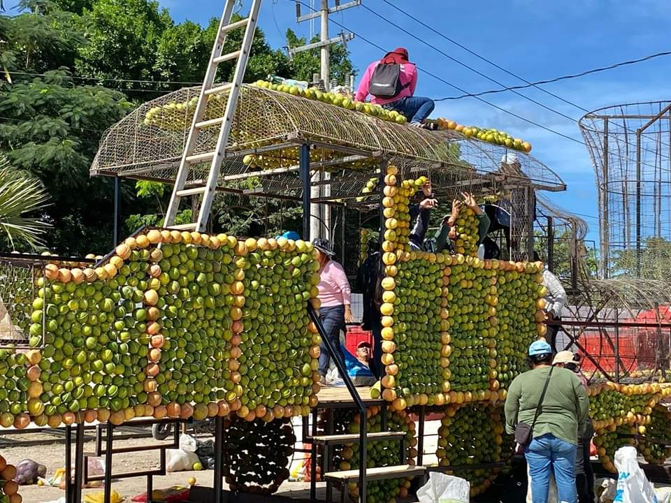 Dan los últimos toques en víspera de la inauguración de la celebración cítrica más esperada Dan los últimos toques en víspera de la inauguración de la celebración cítrica más esperada