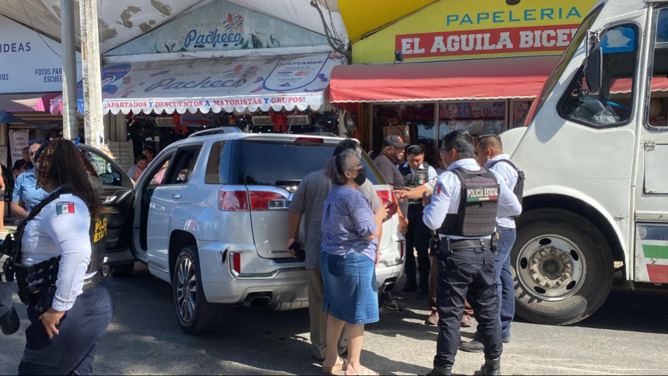 Conductora imprudente busca que choquen su camioneta y genera conato de bronca en el mercado de Campeche