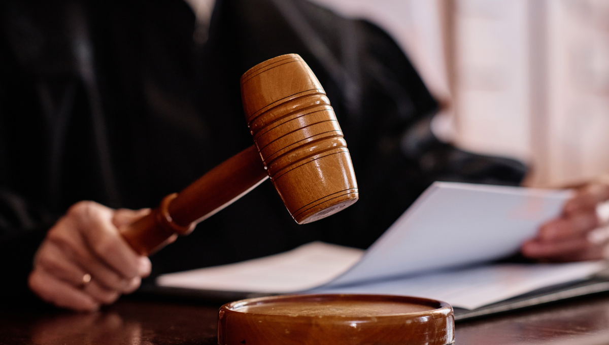 El juez otorgó la suspensión condicional del proceso, permitiendo a D.E.C.G. recuperar su libertad bajo El juez otorgó la suspensión condicional del proceso, permitiendo a D.E.C.G. recuperar su libertad bajo