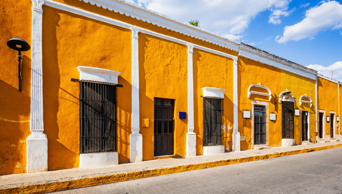 Izamal es llamada el "Pueblo de las Tres Culturas" por su mezcla de herencias prehispánica, colonial y contemporánea Izamal es llamada el "Pueblo de las Tres Culturas" por su mezcla de herencias prehispánica, colonial y contemporánea
