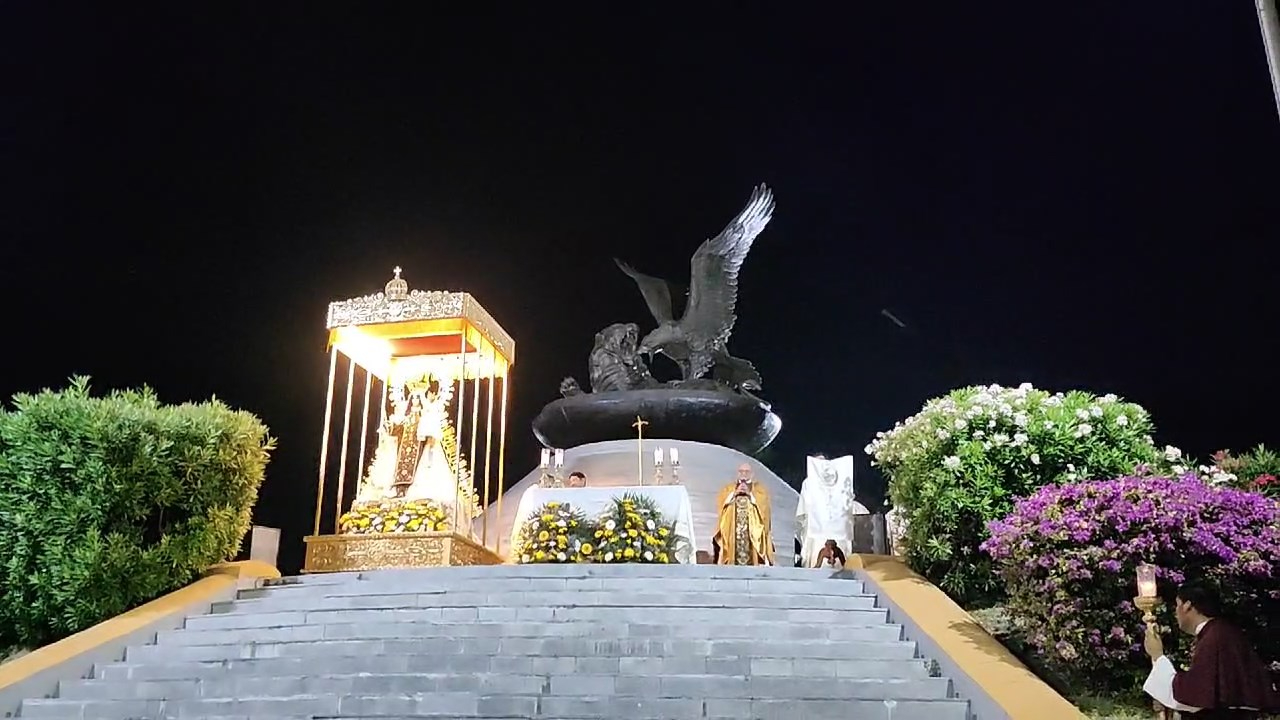 La procesión culminó con una misa solemne en el monumento del Águila y el León La procesión culminó con una misa solemne en el monumento del Águila y el León