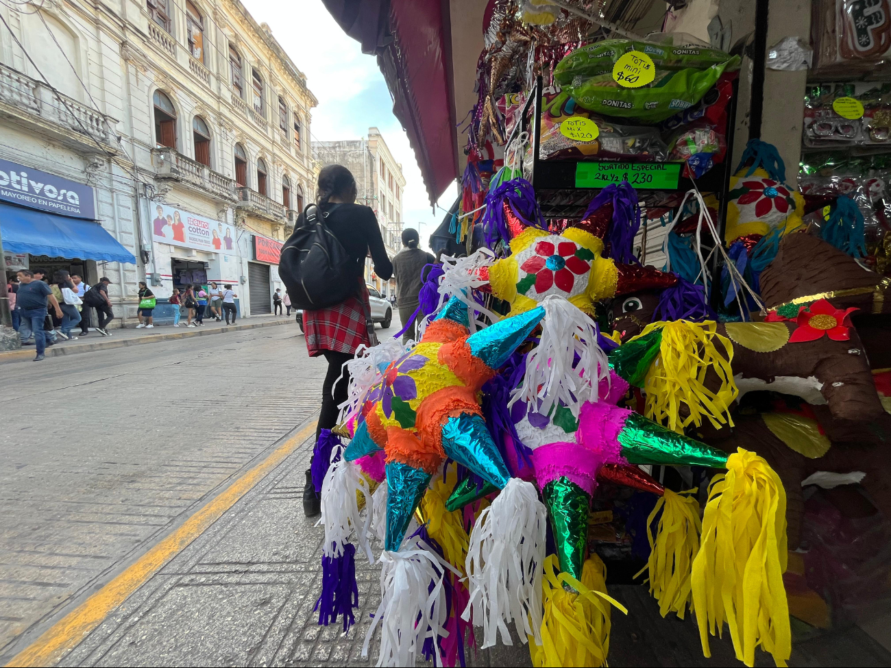 Las clásicas piñatas de estrella para las posadas se venden en $180 pesos en algunos comercios del Centro de Mérida Las clásicas piñatas de estrella para las posadas se venden en $180 pesos en algunos comercios del Centro de Mérida
