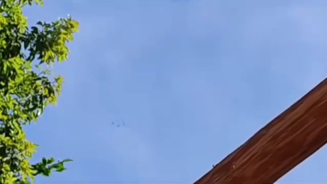Los locales creen que se trata de aeronaves del ejército, aunque no se ha confirmado nada Los locales creen que se trata de aeronaves del ejército, aunque no se ha confirmado nada