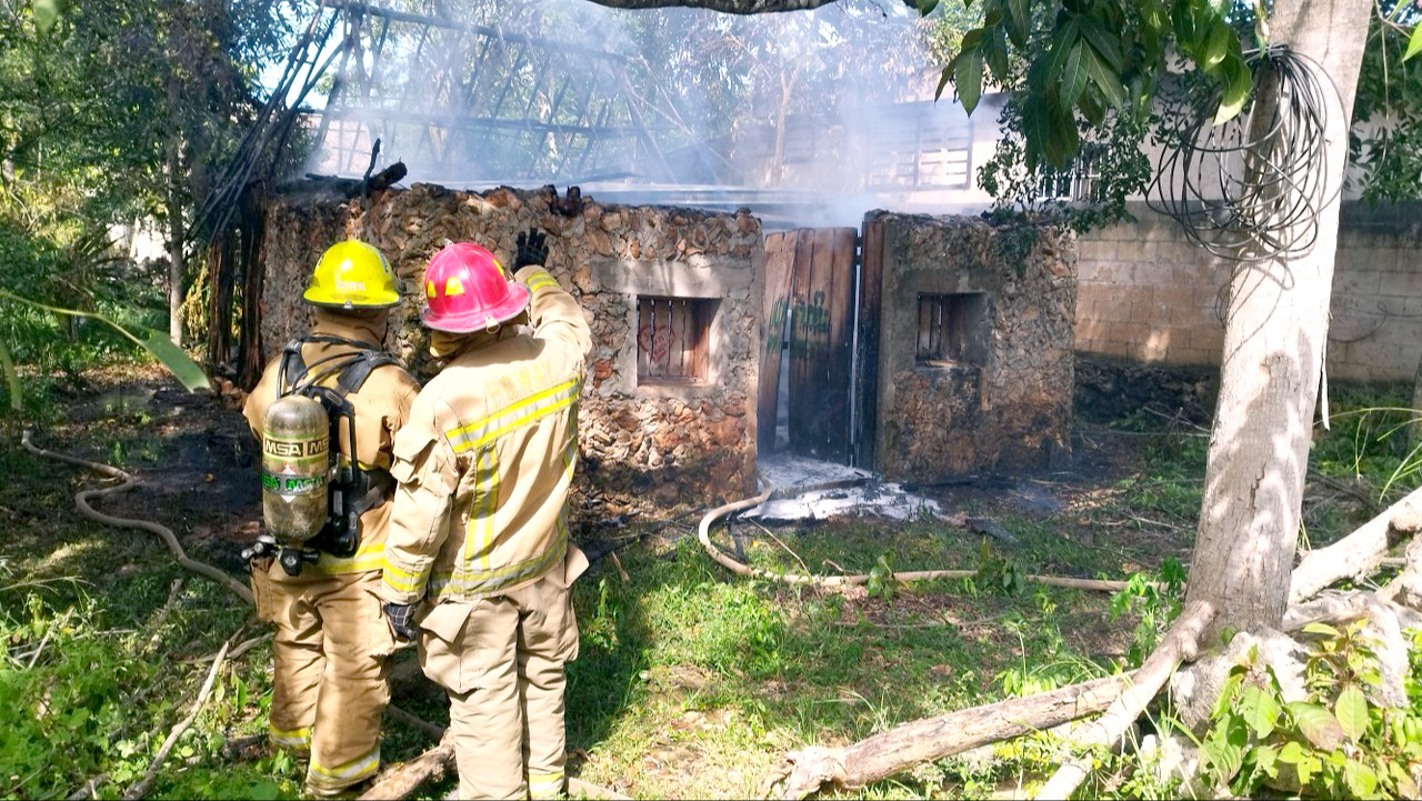 Niños incendian dos casas de paja con pirotecnia en José María Morelos