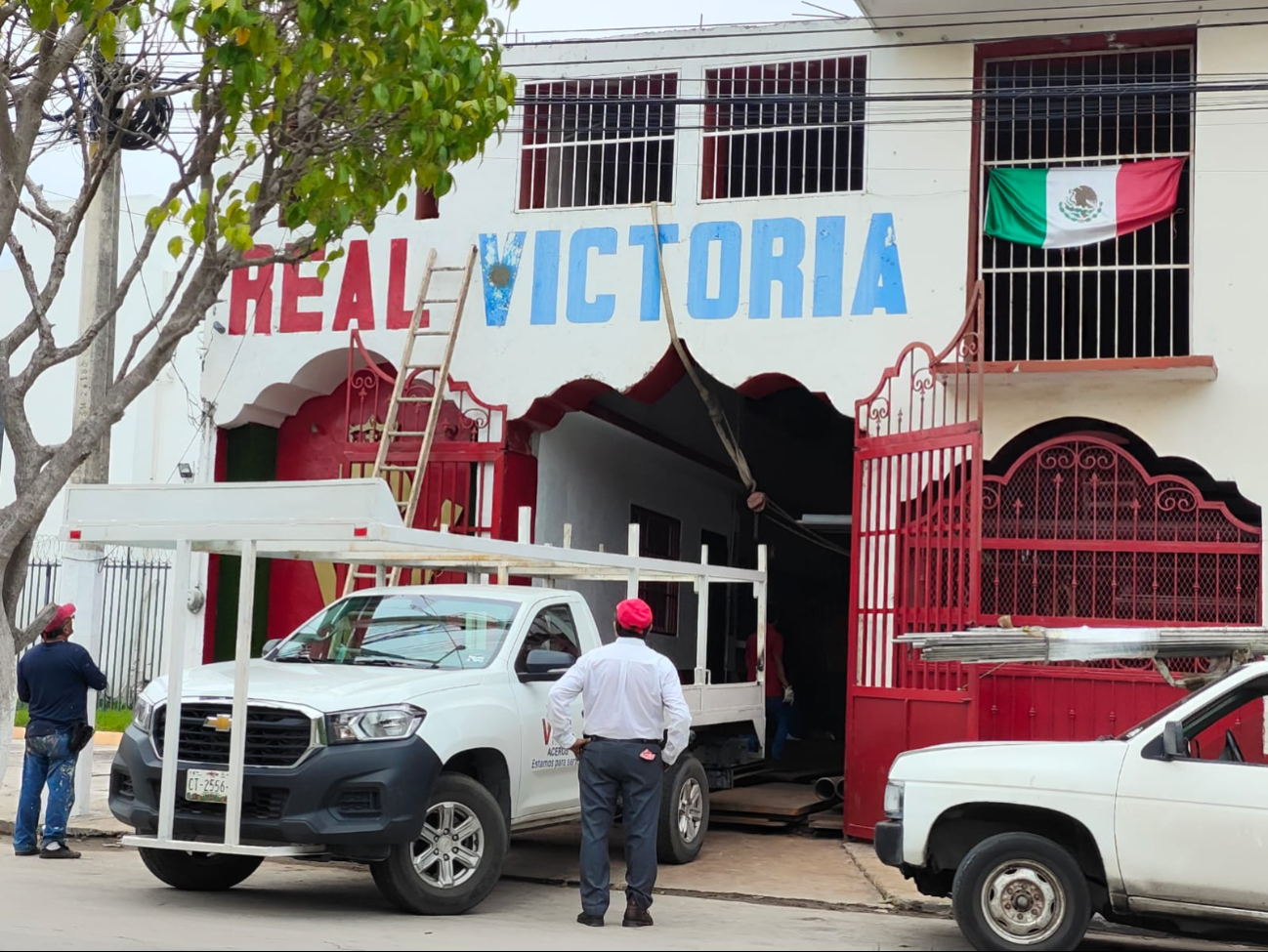 Subrayó la urgencia de un acuerdo que beneficie a las micros, pequeñas y medianas empresas (mipymes) que dan servicios a proveedores de PEMEX Subrayó la urgencia de un acuerdo que beneficie a las micros, pequeñas y medianas empresas (mipymes) que dan servicios a proveedores de PEMEX