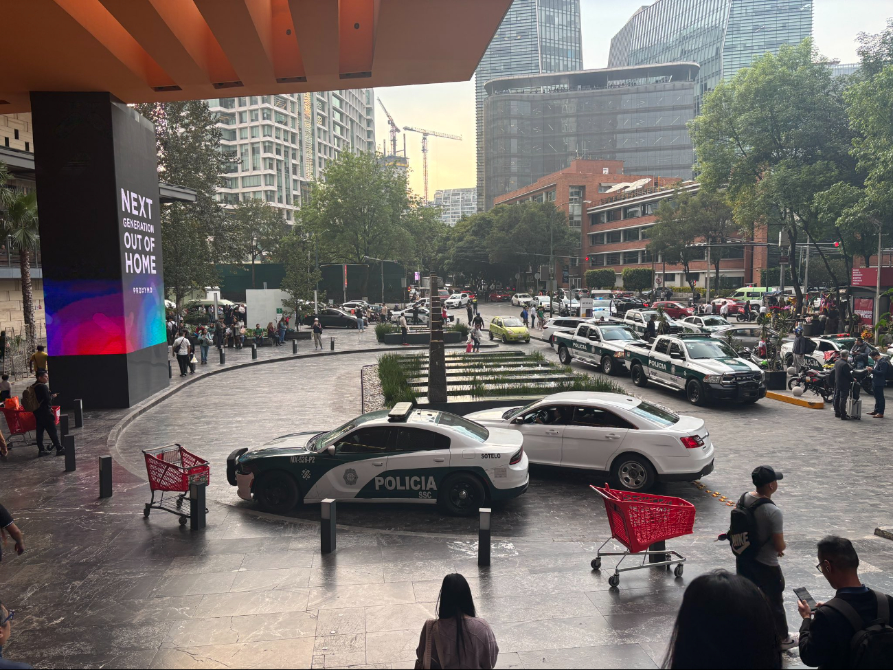 Una balacera en la Plaza Miyana de Polanco dejó una persona muerta y provocó una movilización policiaca Una balacera en la Plaza Miyana de Polanco dejó una persona muerta y provocó una movilización policiaca