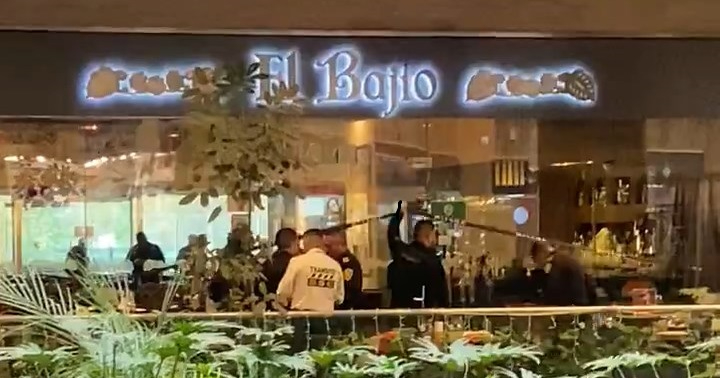 El ataque fue directo contra un comensal en el restaurante El Bajío por hombres encapuchados El ataque fue directo contra un comensal en el restaurante El Bajío por hombres encapuchados