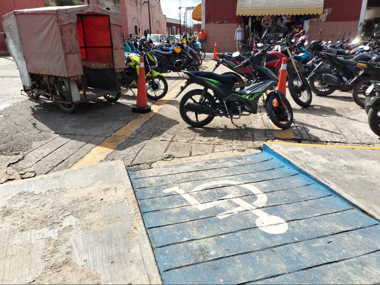  Conductores invaden  rampas para personas  con discapacidad en Motul