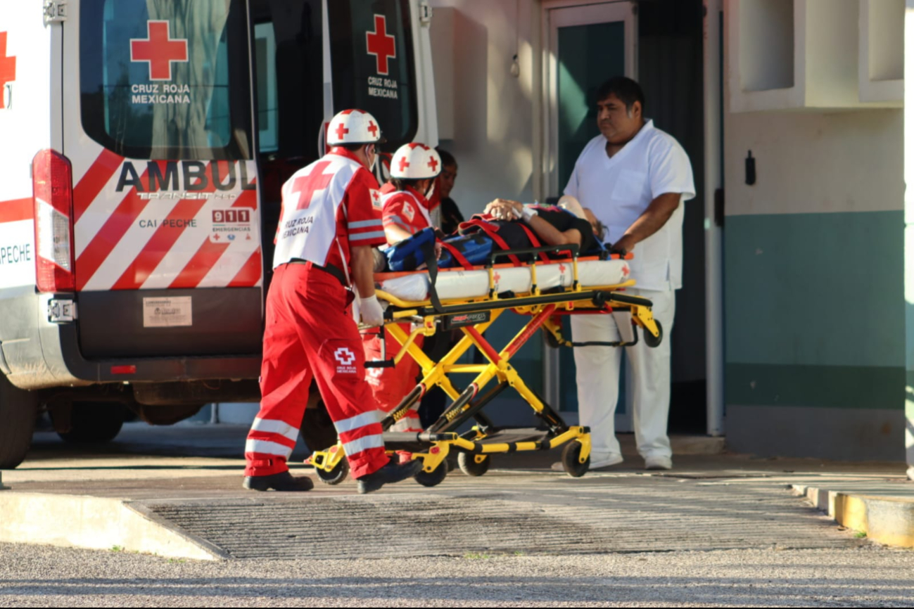 El conductor de la camioneta auxilió al motociclista, que quedó inmóvil en espera de ayuda médica El conductor de la camioneta auxilió al motociclista, que quedó inmóvil en espera de ayuda médica