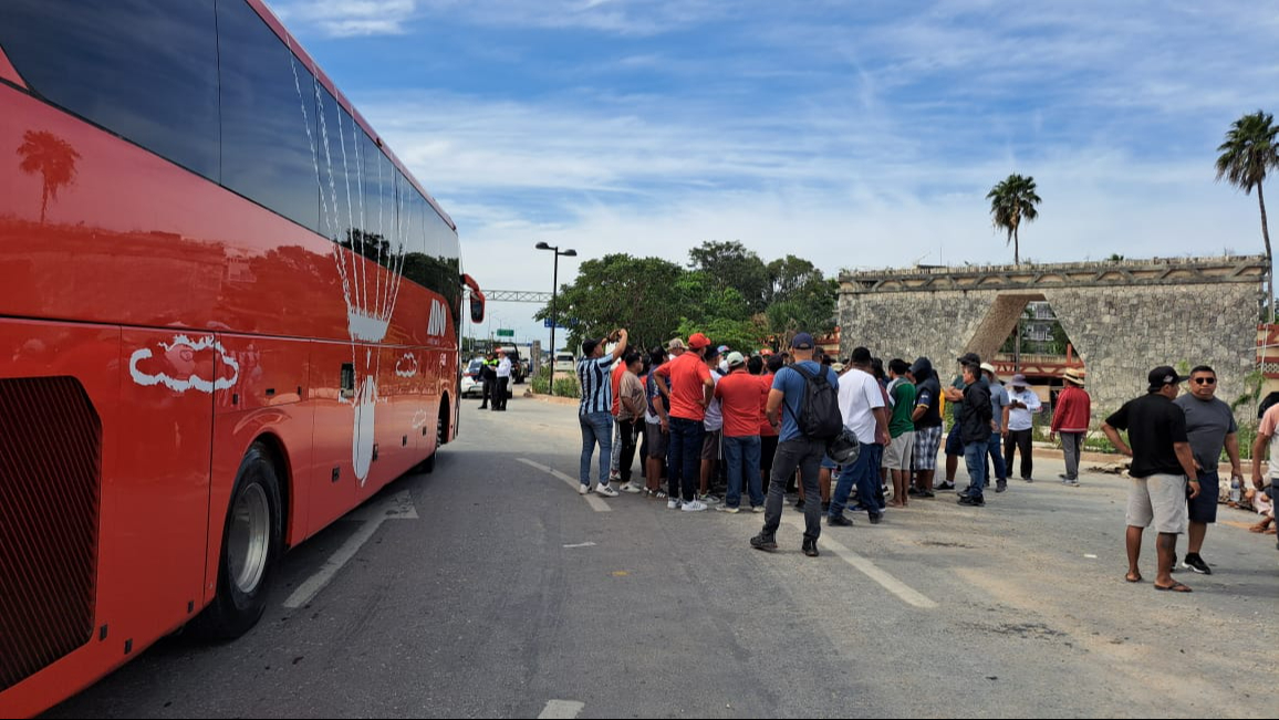 La manifestación se levantó tras el compromiso del presidente municipal de buscar una solución a través del diálogo. La manifestación se levantó tras el compromiso del presidente municipal de buscar una solución a través del diálogo.