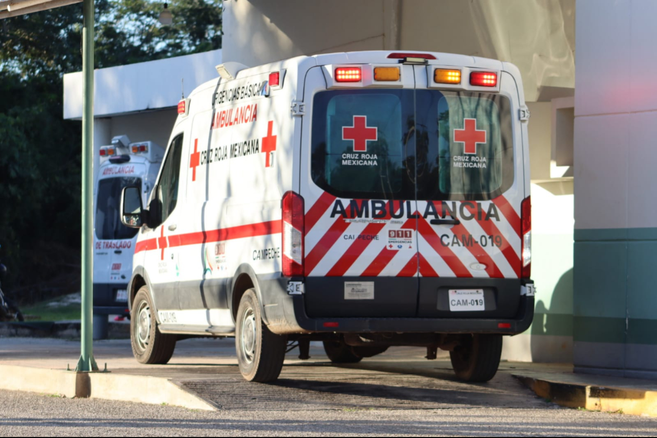 Motociclista sufre posible fractura en Nunkiní tras accidente vial