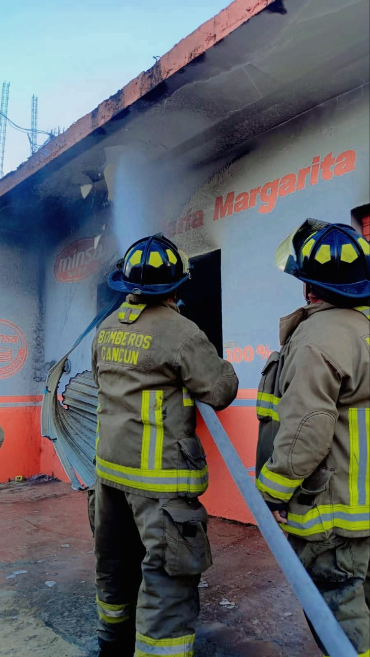 A la escena acudieron miembros del cuerpo de bomberos de la ciudad para controlar el incendio. A la escena acudieron miembros del cuerpo de bomberos de la ciudad para controlar el incendio.