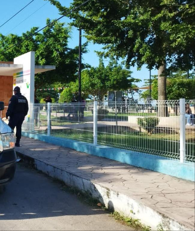 Con las herramientas de limpieza, los alumnos iniciaron la riña Con las herramientas de limpieza, los alumnos iniciaron la riña