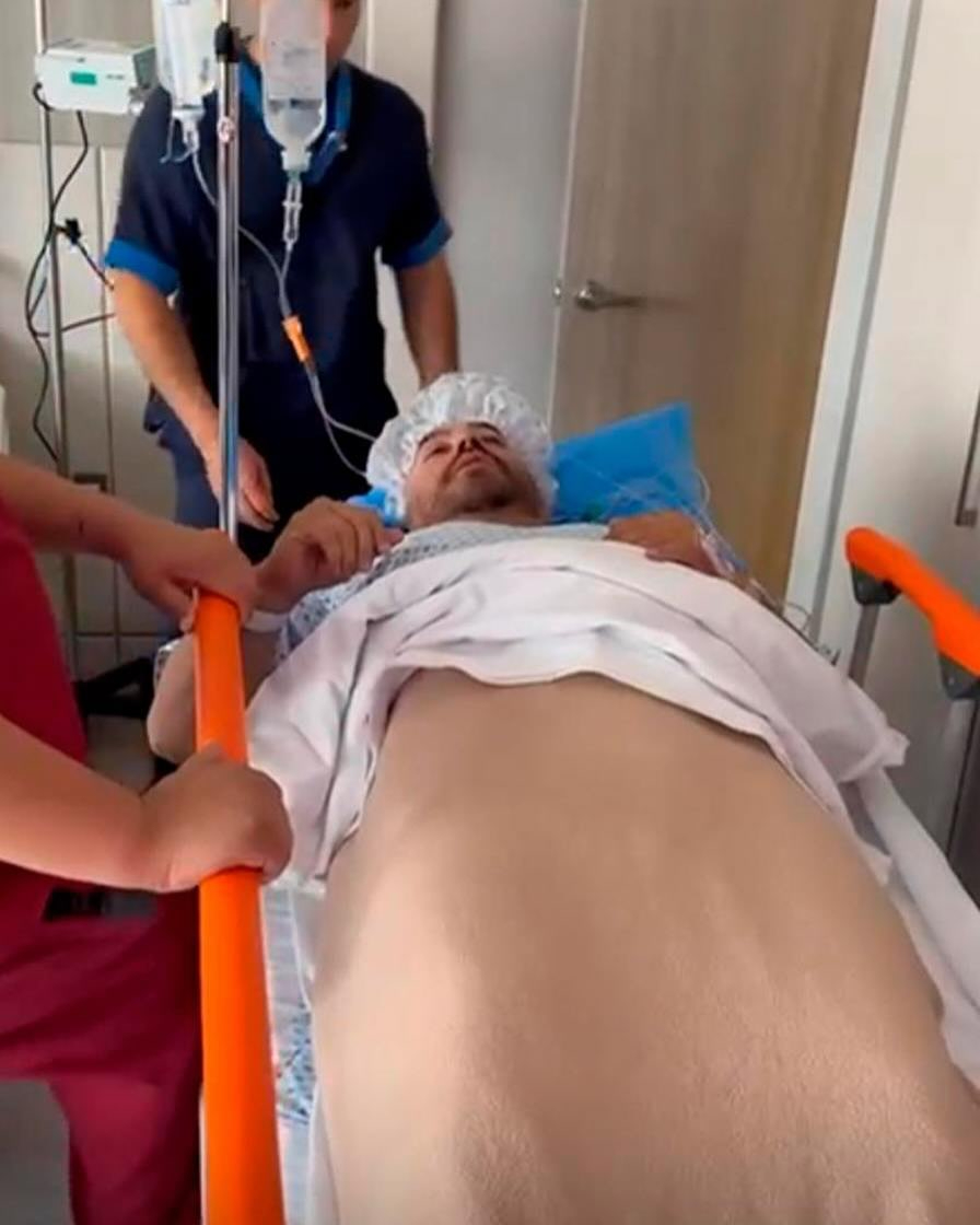 El cantante mostró su estancia en el hospital, tapado con una cobija color café El cantante mostró su estancia en el hospital, tapado con una cobija color café