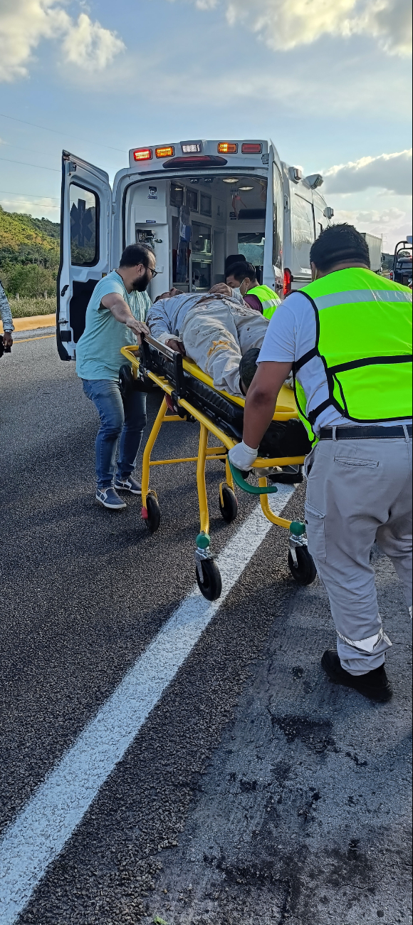 El chofer resultó herido y fue trasladado al IMSS de Hecelchakán El chofer resultó herido y fue trasladado al IMSS de Hecelchakán