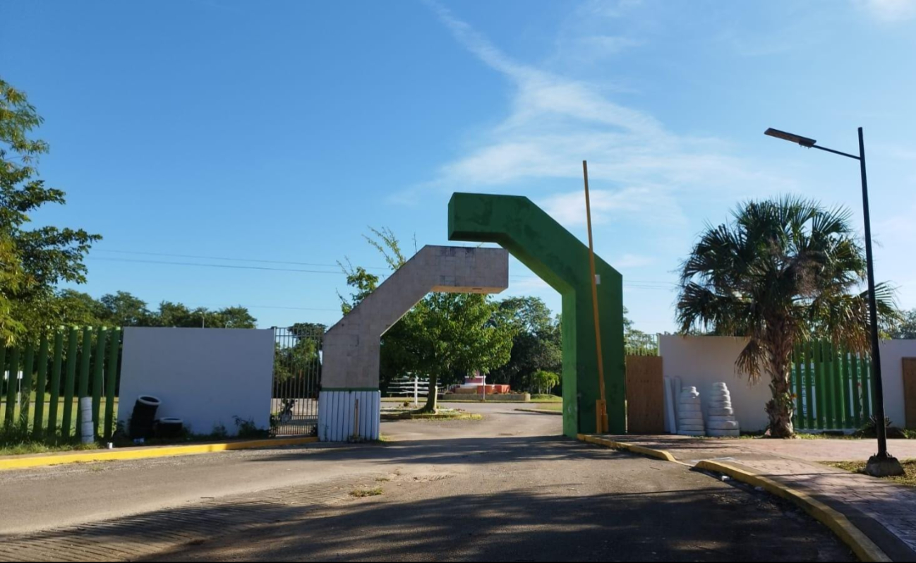 El joven al no percatarse de la "pluma" en la salida de la escuela, frenó con su motocicleta causando que cayera El joven al no percatarse de la "pluma" en la salida de la escuela, frenó con su motocicleta causando que cayera