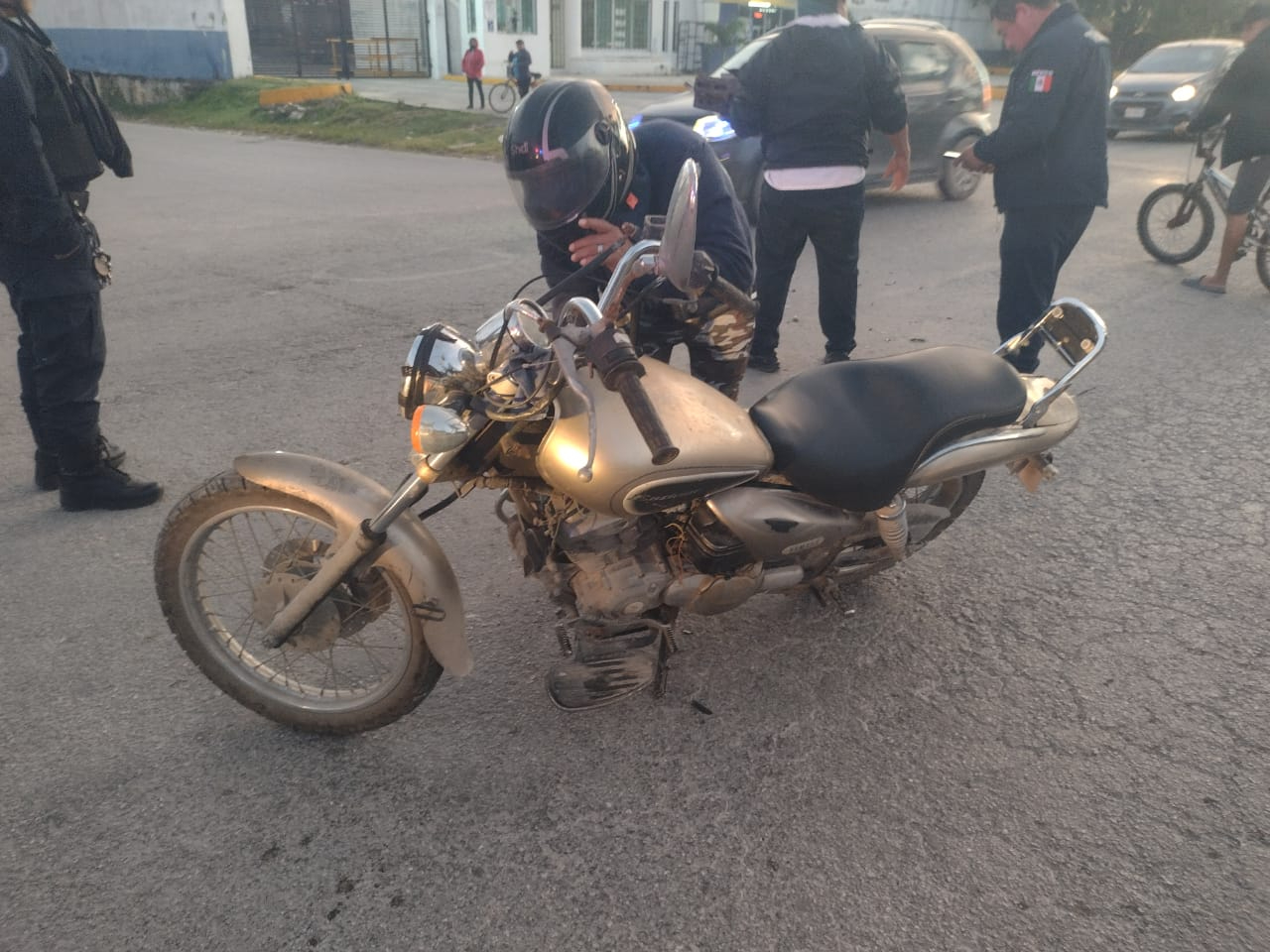El motociclista fue proyectado hacia el pavimento debido a la fuerza del impacto El motociclista fue proyectado hacia el pavimento debido a la fuerza del impacto