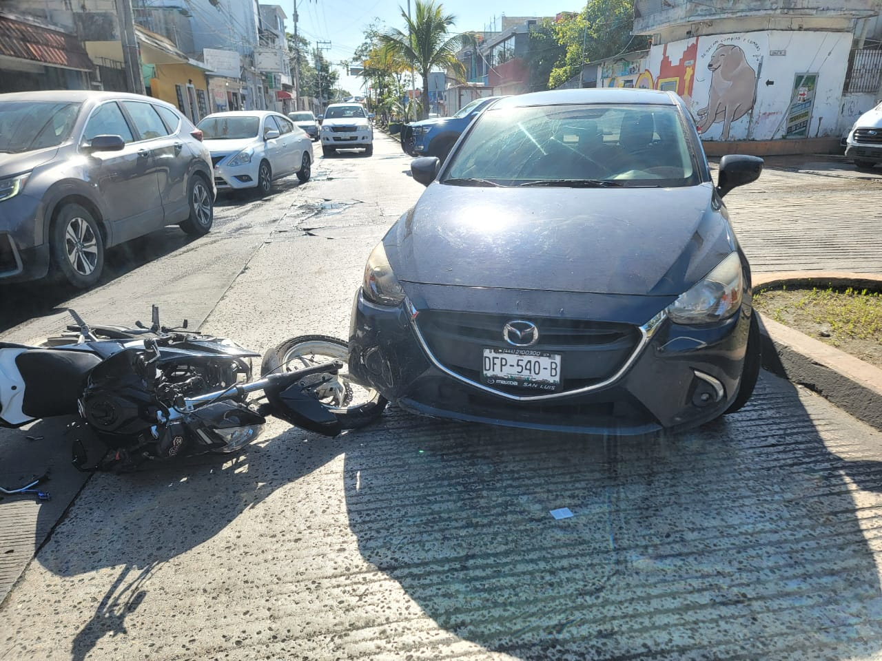 El motociclista sufrió golpes contusos pero no de gravedad El motociclista sufrió golpes contusos pero no de gravedad