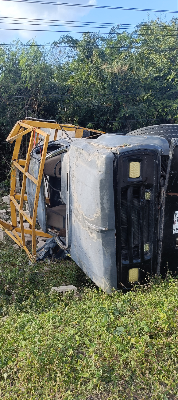 La carga de vigas y bovedillas quedó regada en el kilómetro 78 de la carretera federal Campeche-Mérida La carga de vigas y bovedillas quedó regada en el kilómetro 78 de la carretera federal Campeche-Mérida