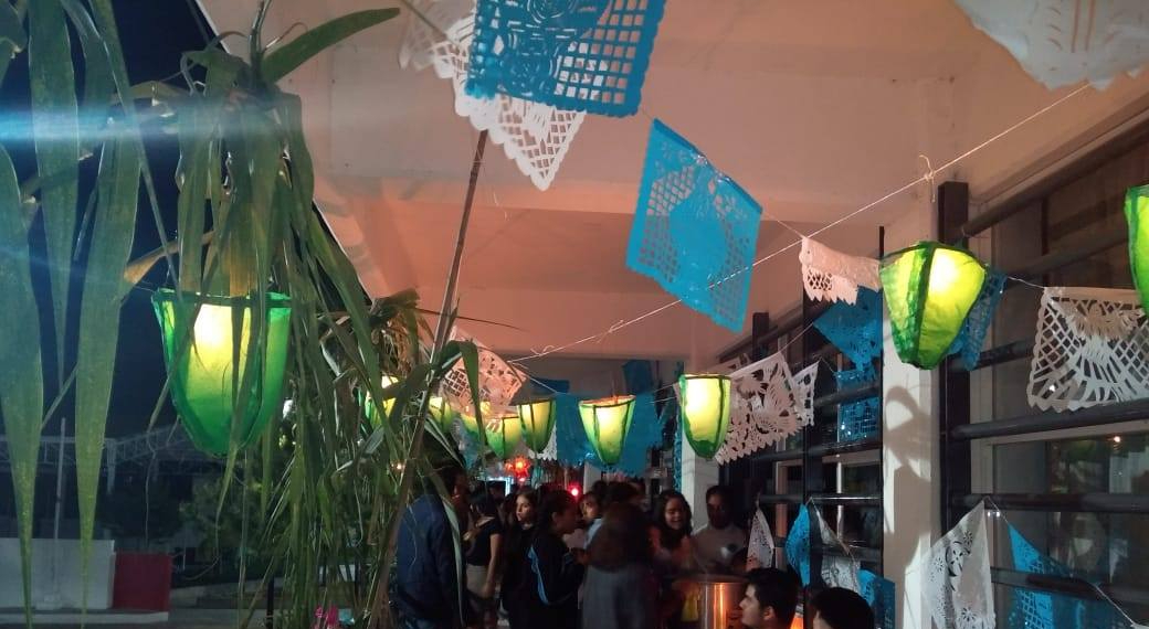 La festividad tiene sus orígenes en el siglo XIX y se caracteriza por decorar casas con farolitos y cadenas en colores blanco y az La festividad tiene sus orígenes en el siglo XIX y se caracteriza por decorar casas con farolitos y cadenas en colores blanco y az