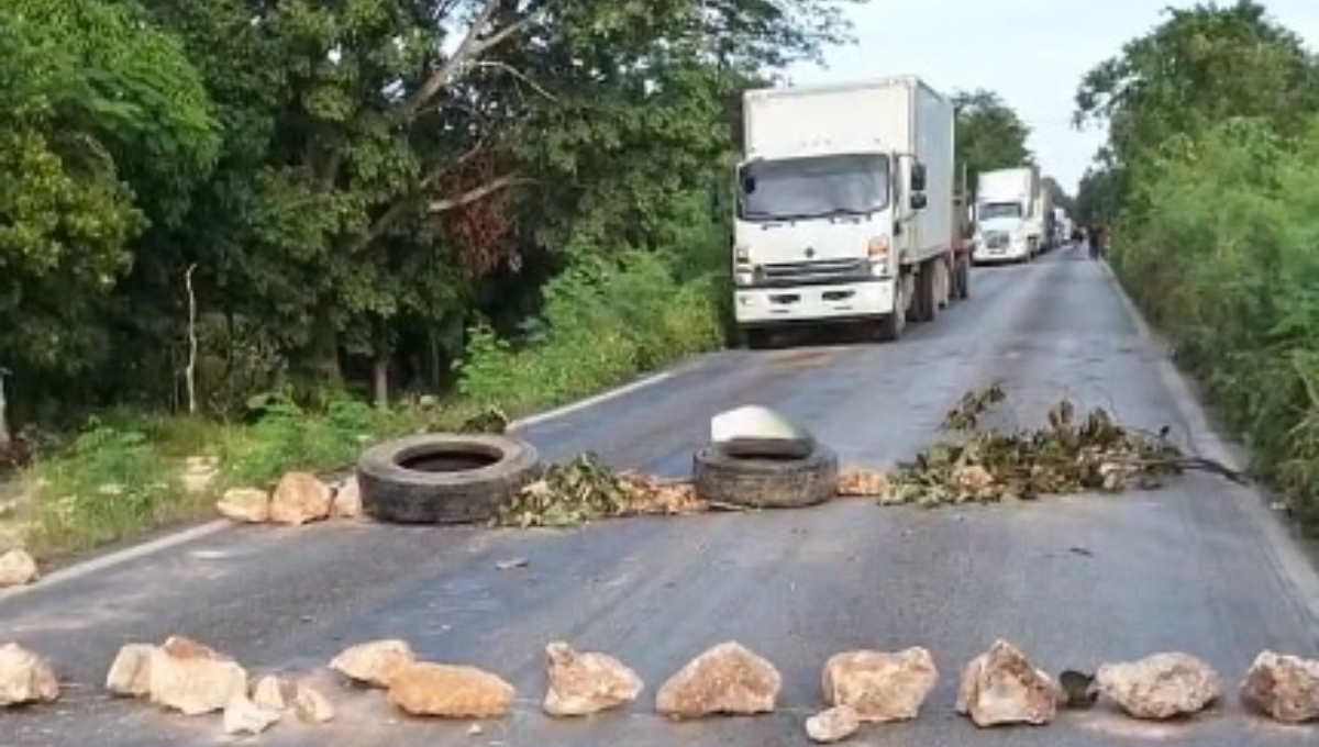 Los vecinos colocaron piedras y neumáticos en la carretera Los vecinos colocaron piedras y neumáticos en la carretera